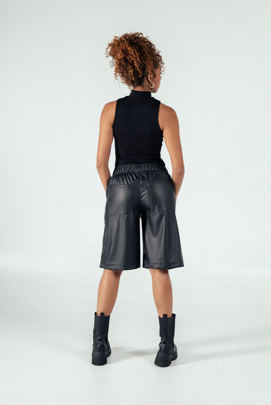 Bermudas En Cuerina Negro Unisex