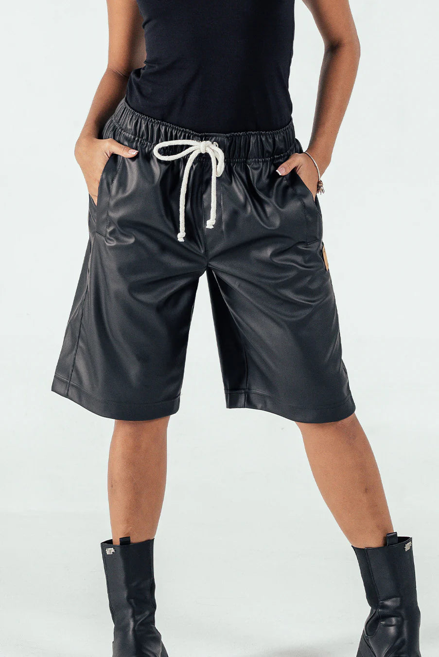 Bermudas En Cuerina Negro Unisex