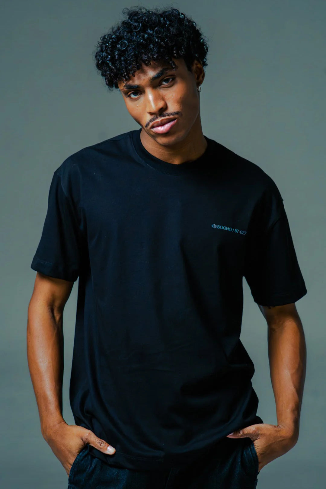 Camiseta Básica Regular-Negra